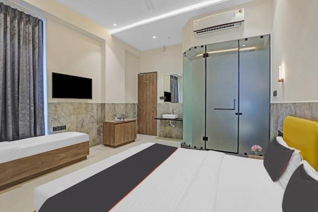 Hotel Gold Palace Inn Surat Exterior photo