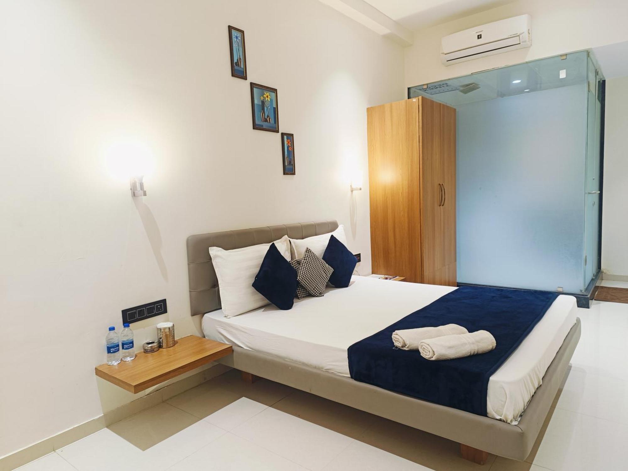 Hotel Gold Palace Inn Surat Exterior photo